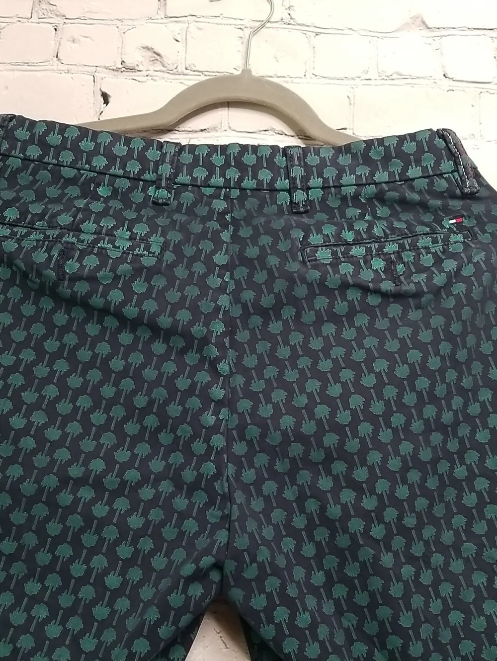 Tommy Hilfiger mens shorts size Small navy blue w/ green palm trees EUC